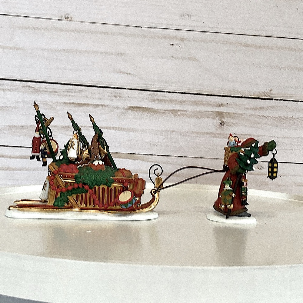 DEPARTMENT 56 - Father Christmas’s Journey - Heritage Village - Dickens Village - Picture 4 of 11